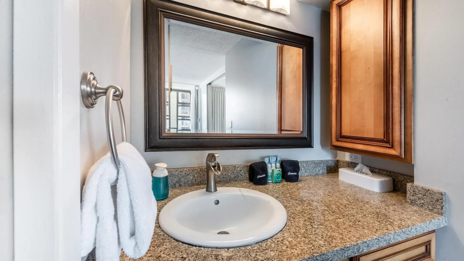 Waikiki Banyan High Level Condo With Private Lanai Condo Honolulu United States